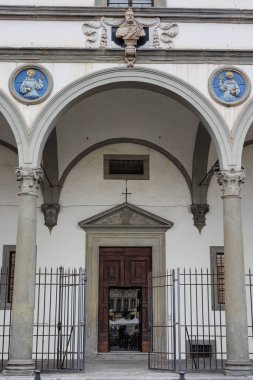 Novecento Müzesi 'nin girişi Santa Maria Novella Meydanı' ndaki eski Leopoldine Hastanesi 'nin içinde yer almaktadır..
