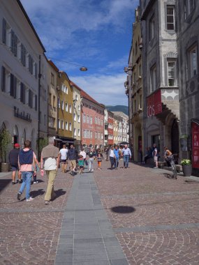 Brunico, İtalya 'daki Sokaklar, İnsanlar ve Binalar.