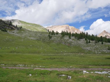 İtalya 'nın Alp Dağları' ndaki Fanes-Senes-Braies Doğal Parkı 'ndaki Manzara ve Dağlar.