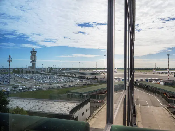 Parkeerplaats Airport Control Tower Weerspiegeld Kantoorramen Milaan Malpensa Airport Italië — Stockfoto