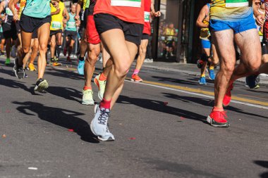 Uluslararası maraton yarışı, insanların ayakları City Road üzerinde çalışan