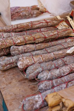 Bir grup İtalyan salatası ahşap bir kesim tahtasına yerleştirildi..