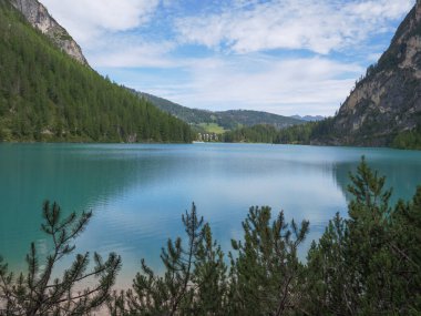 İtalya 'nın Alp Dağları' nda Braies Gölü.