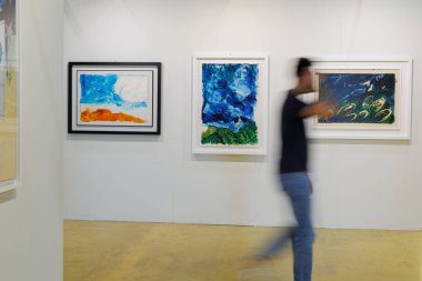 Modern Sanat Galerisindeki Adam Yürüyor ve Hayranlık Resimleri.