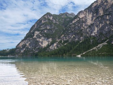 İtalya 'nın Alp Dağları' nda Braies Gölü.