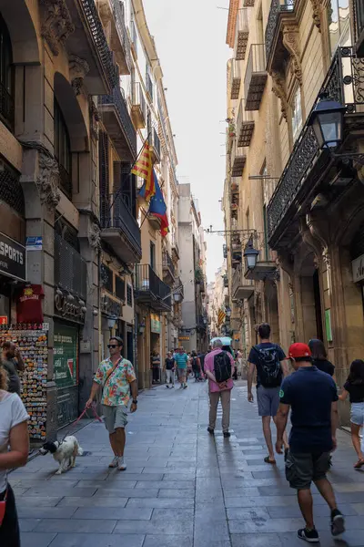 Barselona, İspanya Sokaklarında Yürüyen İnsanlar.