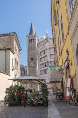 İtalya 'nın Parma kentindeki Katedral Çan Kulesi ve Baptistery' de..