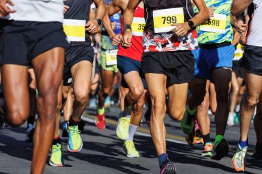 Uluslararası maraton yarışı, insanların ayakları City Road üzerinde çalışan