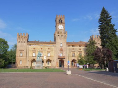 Rocca Pallavicino ve Giuseppe Verdi Heykeli, İtalyan besteci, Parma, İtalya.
