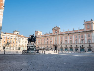 Piazza dei Cavalli 'deki Farnese Binicilik Heykeli Piacenza, İtalya' daki Gotik Şehir Salonu yakınlarında..