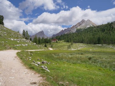 İtalya 'da bir yaz günü Alp Dağları' nda Çakıl Yolu.