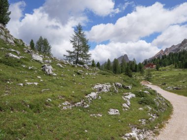 İtalya 'da bir yaz günü Alp Dağları' nda Çakıl Yolu.