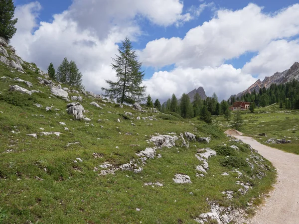 İtalya 'da bir yaz günü Alp Dağları' nda Çakıl Yolu.