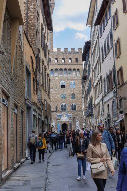 İnsanlar ve turistler Floransa 'nın ana caddelerinde gündüz yürüyorlar, İtalya.