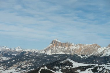 Dolomites Dağları 'nın kar, İtalyan Alpleri ve İtalya' daki panoramik manzarası.