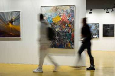 Modern Sanat Galerisinde Yürüyen ve Hayranlık duyan İnsanlar.