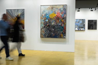 Modern Sanat Galerisinde Yürüyen ve Hayranlık duyan İnsanlar.