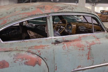 Rusty Cadillac Fastback Coupe 61 dizisi Sedanette yapımı 1948.