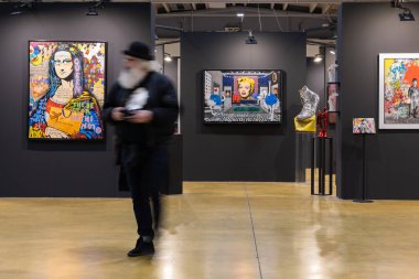 Modern Sanat Galerisinde Yürüyen ve Hayranlık duyan İnsanlar.