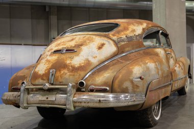 Rusty Buick Fastback Coupe Roadmaster Sedanette yapımı 1946.