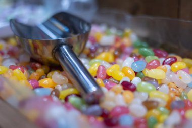 Çeşitli Şekillerde Şekerleme ve Şekerleme Değişiklikleri ve Gümüş Kürekli Renkler.