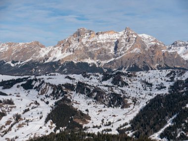 Dolomites Dağları 'nın kar, İtalyan Alpleri ve İtalya' daki panoramik manzarası.