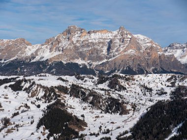 Dolomites Dağları 'nın kar, İtalyan Alpleri ve İtalya' daki panoramik manzarası.