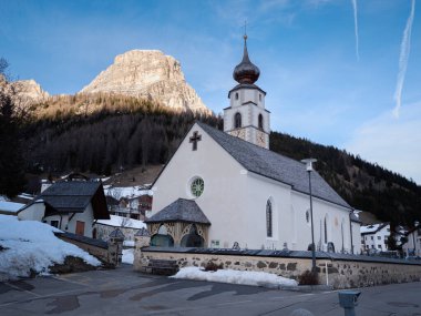 Colfosco 'daki San Vigilio Kilisesi - Gotik stil - Alta Badia, İtalya.