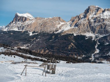 Dolomites Dağları 'nın kar, İtalyan Alpleri ve İtalya' daki panoramik manzarası.