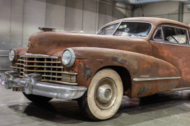 Rusty Cadillac Fastback Coupe 62 serisi Sedanette yapımı 1946.