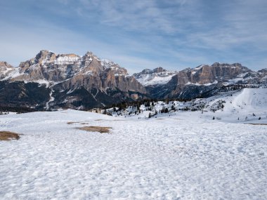 Dolomites Dağları 'nın kar, İtalyan Alpleri ve İtalya' daki panoramik manzarası.