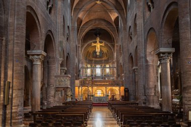 Modena, İtalya 'daki Katedralin Merkez Koridoru.