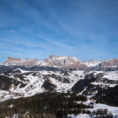 Dolomites Dağları 'nın kar, İtalyan Alpleri ve İtalya' daki panoramik manzarası.