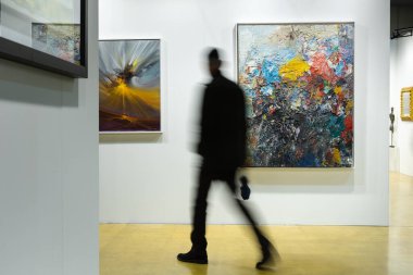 Modern Sanat Galerisinde Yürüyen ve Hayranlık duyan İnsanlar.