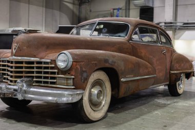 Rusty Cadillac Fastback Coupe 62 serisi Sedanette yapımı 1946.