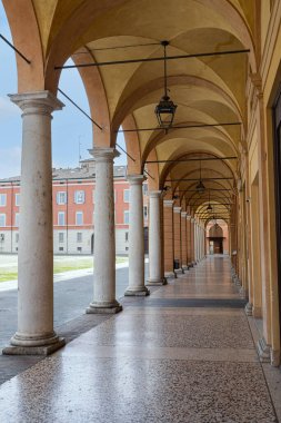 İtalya 'nın Ducal Sarayı yakınlarındaki Modena' daki Roma Meydanı 'nda Turuncu Atari Salonları.