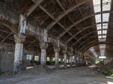 Büyük Mekanik Depolar, Reggio Emilia, İtalya 'nın iç kısımları yok edildi ve terk edildi..