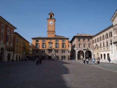İtalya 'nın Prampolini Meydanı' ndaki Reggio Emilia Saat Kulesi ve Crostolo Heykeli.