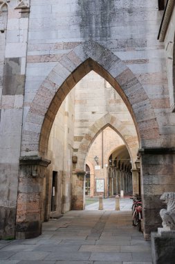 Modena 'daki Lanfranco Caddesi, Katedral yakınlarındaki Arcades ve Tarihi Binalar.