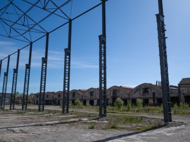 Arka planda Yeni Demir Yapılar ve Terk Edilmiş Büyük Mekanik Depolar, Reggio Emilia, İtalya