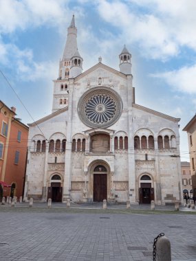 Modena, İtalya 'daki Katedral ve Kule cephesi.
