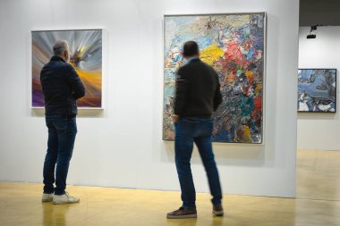Modern Sanat Galerisinde Yürüyen ve Hayranlık duyan İnsanlar