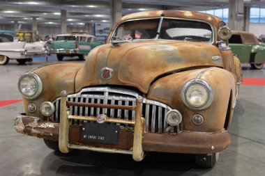 Rusty Buick Fastback Coupe Roadmaster Sedanette yapımı 1946.