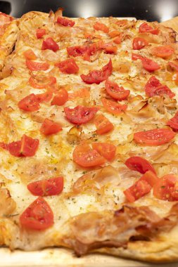 Taze kiraz domatesli pizza tepsisi ve dilimlenmiş domuz eti..