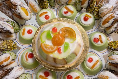 Tipik İtalyan Şekerleri, Cannoli ve Portakal ve Meyveli Şekerlemeler.