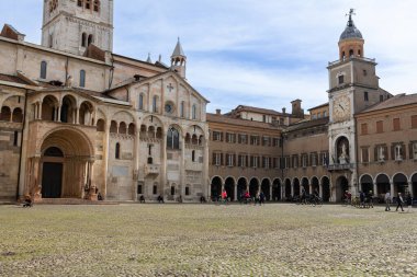İtalya 'nın Modena kentindeki Grande Meydanı' ndaki Katedral, Kule ve Belediye Binası 'nın Dış Görünümü.