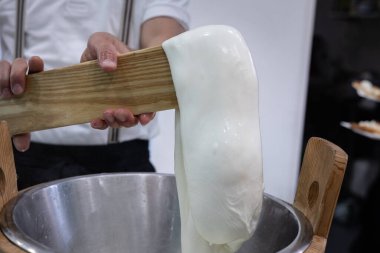 İtalyan Mozzarella 'nın Yapımı ve Elle Yapımı.