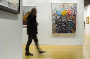 Modern Sanat Galerisinde Yürüyen ve Hayranlık duyan İnsanlar.