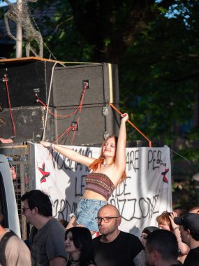 Dansçı kız bir Punk and Rave etkinliği sırasında bir kamyonda takılır ve eğlenir..