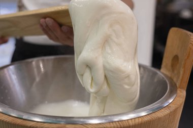İtalyan Mozzarella 'nın Yapımı ve Elle Yapımı.
